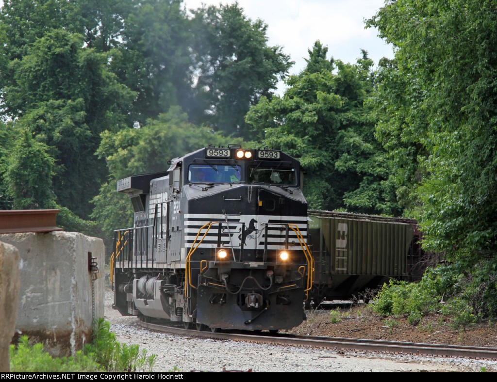 NS 9593 leads train P1W towards the "K" line at Pomona